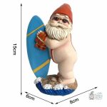 Nain de jardin surfeur en pose dynamique sur la plage