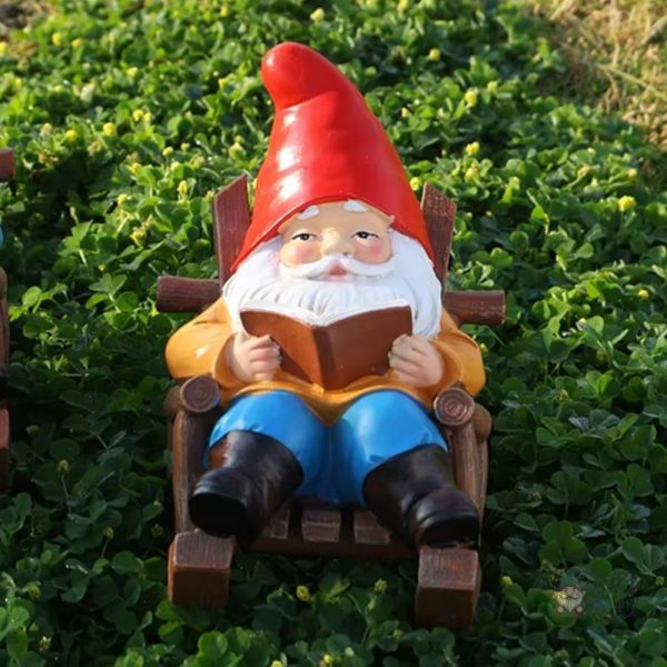 Gnome de jardin classique avec chapeau rouge