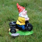 Nain de jardin sur vélo décoratif