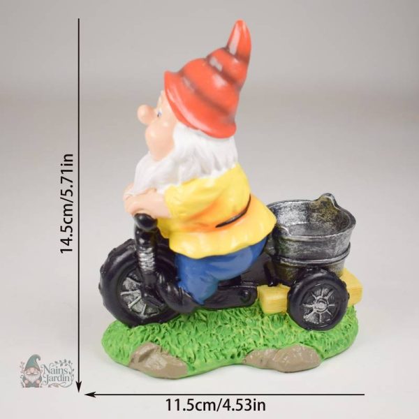 Gnome de jardin en pleine balade à vélo