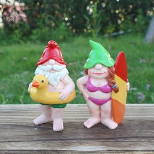 Nain de jardin en maillot de bain coloré