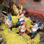 Gnome de jardin en résine colorée et amusante